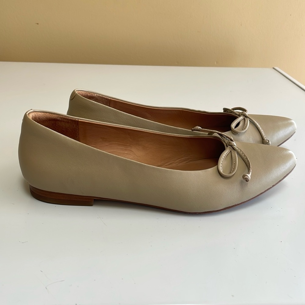Quince Italian leather pointed bow flats, womens 7, almond